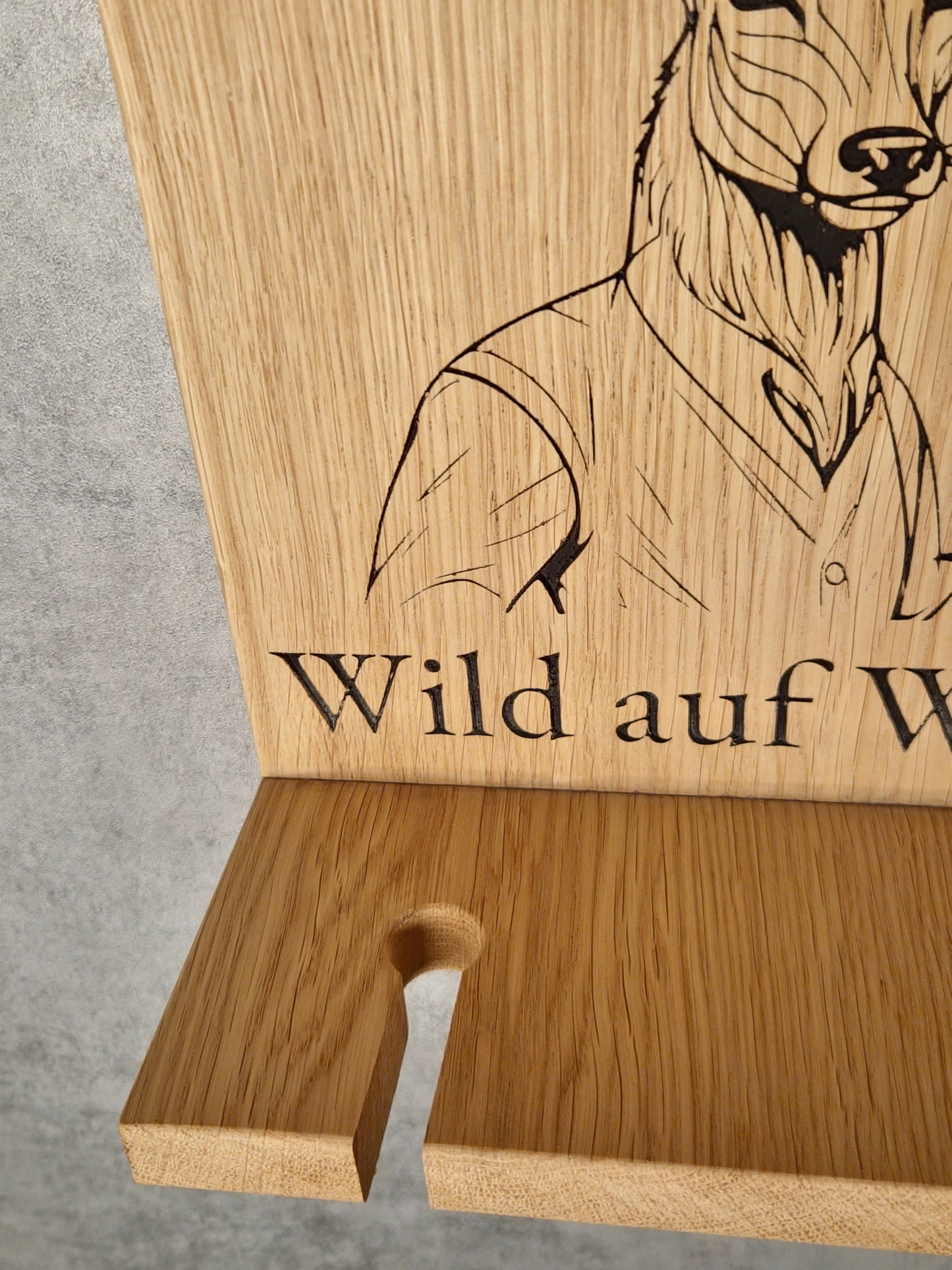 Wild auf Wein – Weinglashalter mit Hirschgravur