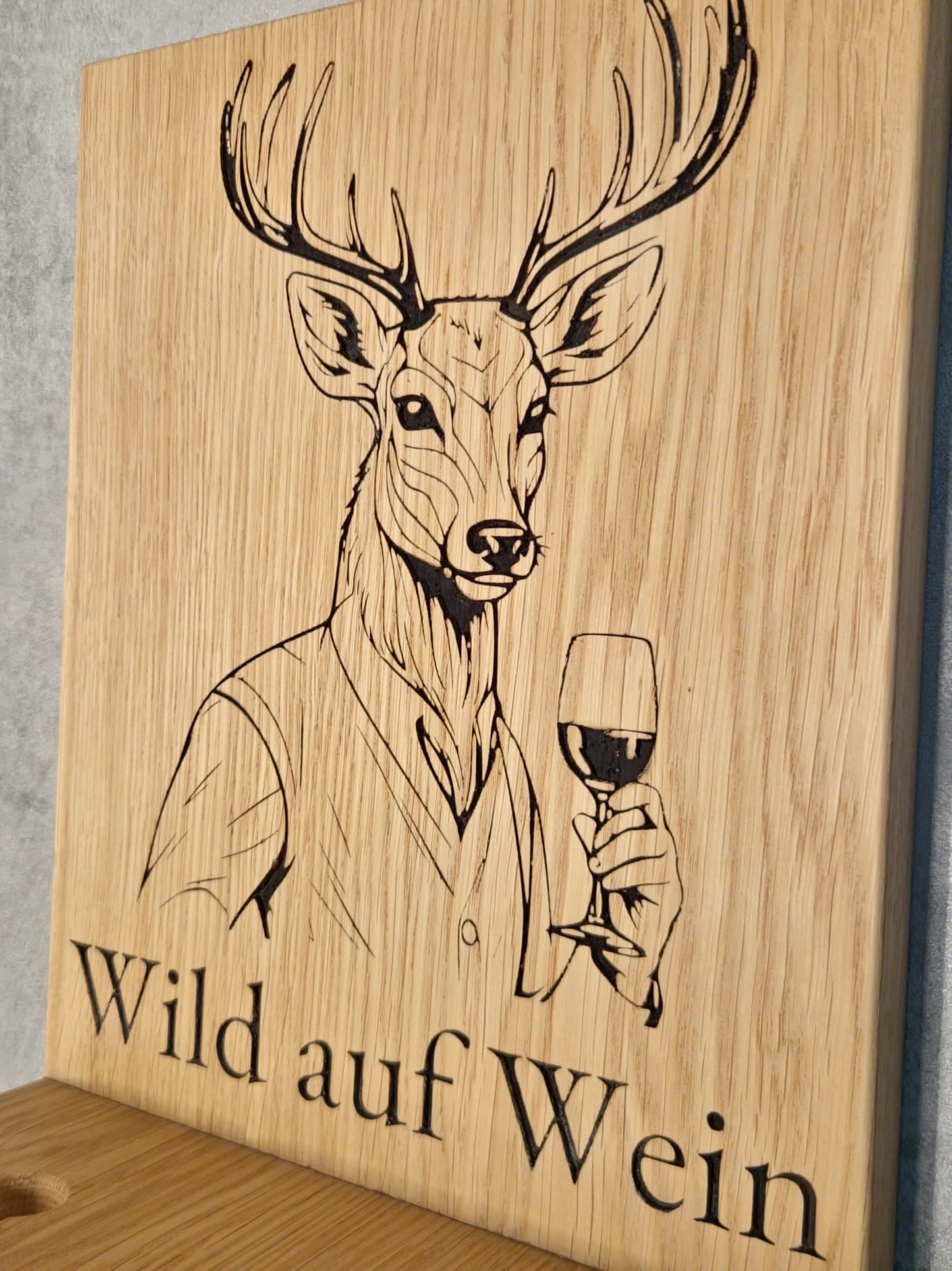 Wild auf Wein – Weinglashalter mit Hirschgravur